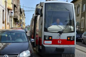 Tramvaiele OTL, blocate de două ori într-o singură zi pe strada Primăriei de şoferi care au parcat aiurea 