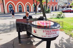 LIVE&FOTO. Inedit! Piano-taxi, la Satu Mare. Plimbare cu pianul prin oraş