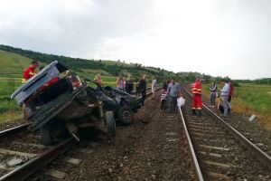 Accident feroviar cu 2 morţi, în Cluj. Maşină spulberată de trenul care venea la Oradea