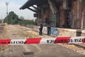 Trei cerşetori au dat foc unui român care dormea în gara din Verona