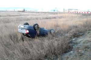 Din depăşire, au ajuns cu maşina pe câmp!