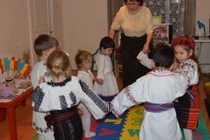 FOTO O educătoare din Botoşani îi învaţă pe copiii românilor din Irlanda tradiţiile, portul şi cultura românească