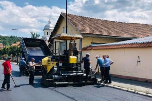 Cum decurge asfaltarea celor 47 de străzi din Bistriţa (FOTO)