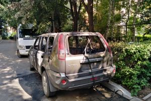 Adolescentul care a dat foc la mai multe maşini, arestat preventiv. A fost legitimat ca jucător de fotbal