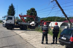 Accident specaculos. Mai multe cabluri electrice au fost puse la pamant de un auotren. Intervin pompierii