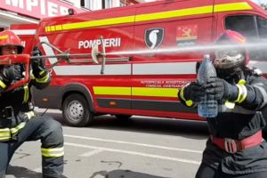 Pompierii timişeni răspund la Bottle Cap Challenge. Au zburat capacul unei sticle cu un jet sub presiune!
