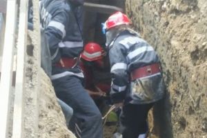 Botoşănean prins sub un mal de pământ. O ambulanţă a ajuns la faţa locului