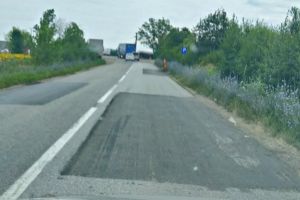 Consilier: Drumul care asigură legătura autostrăzii cu Timişoara este decopertat şi îngreunează traficul