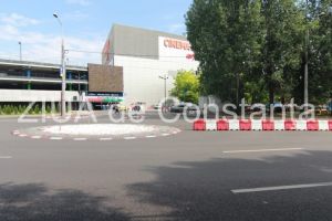Un sens giratoriu din municipiul Constanta a fost blocat. Ce variante au soferii care vor sa intre in parcarea mall-ului din zona (galerie foto+video)