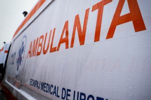 Individul care a atacat cu toporul un echipaj de la Ambulanţă, plasat sub control judiciar