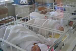 Femeile care au născut 3 sau mai mulţi copii se vor pensiona mai repede, potrivit noii legi a pensiilor