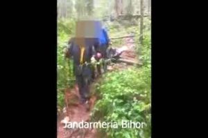 VIDEO. Doi turişti rătăciţi în zona Cetăţile Ponorului, salvaţi de jandarmii montani: „Vă mulţumim din suflet pentru că ne-aţi salvat!”