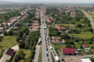 FOTO, VIDEO DRONĂ. Trafic INFERNAL în cartierul Partoş din Alba Iulia: Se circulă bară la bară din cauza gropilor şi rosturilor de pe podul de peste râul Mureş