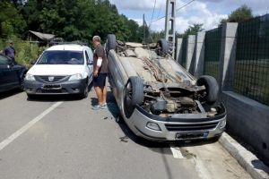 Accident rutier in judetul Vaslui. Un autoturism s-a rasturnat. Sunt scurgeri de carburant pe carosabil (galerie foto)