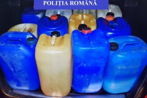 Doi bărbaţi, depistaţi în timp ce furau motorină din rezervoarele unor utilaje