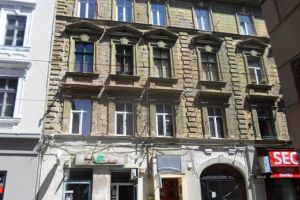 S-a desprins tencuiala de pe o clădire din Piaţa Libertăţii. Poliţia a sărit cu amendă