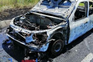 FOTO: Maşină arsă în totalitate pe E85, la Mărăşeşti