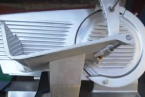 Angajată KAUFLAND, felia parizerul şi s-a tăiat grav la aparat!