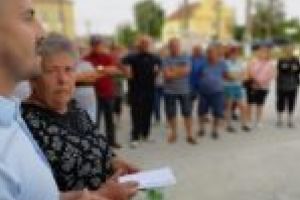 PROTEST în comuna Măureni! Zeci de oameni, în frunte cu primarul Filimon, vor să-şi facă dreptate [VIDEO]