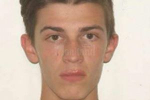 Un tânăr care a smuls lanţurile de aur de la gâtul a două femei, dat în urmărire generală