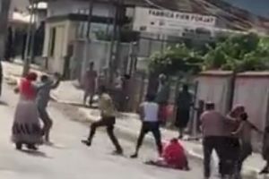 VIDEO Bătaie cu bâte, pumni şi picioare, la Tecuci