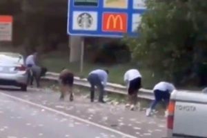 VIDEO: A „plouat” cu bani pe o autostradă. Șoferii s-au îmbulzit pentru a lua bancnotele care „au zburat”, după ce uşa unui camion blindat s-a deschis