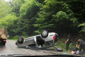 FOTO. ACCIDENT rutier pe DN74, între Bucium şi Abrud. Șoferul rănit uşor, după ce s-a răsturnat cu maşina pe carosabil