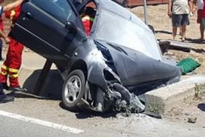 Accident în Bihor: O femeie, în stare gravă după ce a rămas încarcerată într-o maşină care s-a izbit de un pod