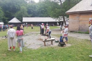 FOTO-VIDEO Maraton gastronomic şi atmosferă de sărbătoare la Muzeul în Aer Liber
