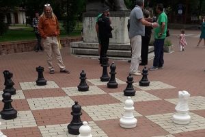 Persoane care jucau şah cu piese mari în parc în locul special amenajat, luate la rost de poliţişti locali