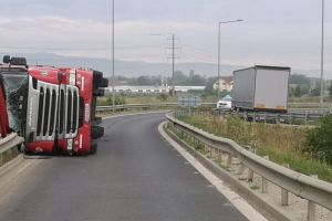 FOTO TIR răsturnat la intrare în Sibiu, pe A1. Trafic restricţionat