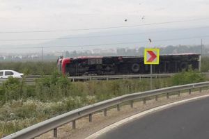 FOTO| TIR încărcat cu frigidere, răsturnat, la intrarea pe Autostrada A1 Sibiu-Orăştie