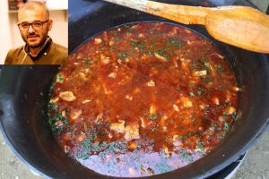 Chef Nicolaie Tomescu prepară 1000 de porţii de gulaş, la Zilele Comunei Șofronea