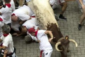 Pamplona: Cinci persoane au ajuns la spital in cea de-a saptea zi a curselor cu tauri