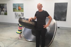 Foto: Super-spaţiu pentru creaţie şi expoziţii inaugurat la Alba Iulia de apreciatul sculptor în metal Florin Magda! O suzetă uriaşă–vedeta vernisajului