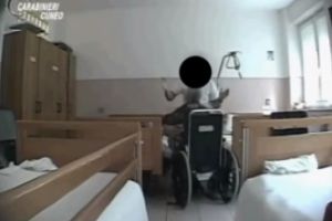 VIDEO cu impact emotional - Două femei din România au îngrozit Italia! Au bătut cu bestialitate bătrâni într-un azil: îi aruncau din scaunele cu rotile