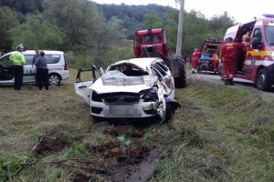 Accidente la Hălmăsău şi Molişet. Doi răniţi după ce o maşină a lovit un stâlp de electricitate