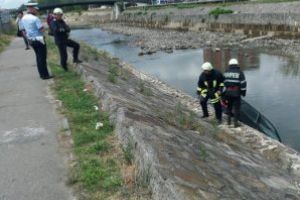 (FOTO)Un autoturism a ajuns in raul Sasar. Autoritatile au intervenit