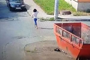 VIDEO: Încă o „victimă” a camerelor de supraveghere de la Sebeş. O femeie a fost filmată în timp ce aruncă gunoiul lângă un container