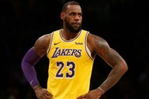 Baschet-NBA: Firma Nike il impiedica pe LeBron James sa-i dea tricoul cu nr. 23 lui Anthony Davis