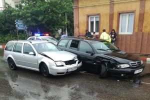 FOTO Accident în municipiul Botoşani! Două maşini s-au ciocnit din cauza unei şoferiţe