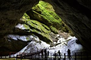 Peştera gheţarul de la Scărişoara, oaza de răcoare veche de 4.000 de ani care aşteaptă să fie (re)descoperită