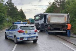 FOTO. Accident MORTAL în Bulgaria: Doi români au murit şi un COPIL de 8 ani este în comă după ce o maşină a intrat într-un camion