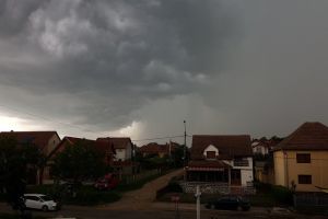 Cod galben de furtuni, duminică seara, în mai multe localităţi din Bihor