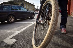 Șicanare în trafic între un şofer şi un biciclist. Un botoşănean de 18 ani a ajuns la spital