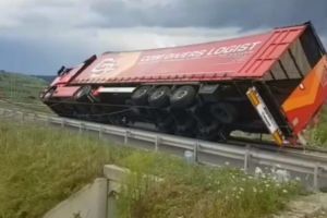 VIDEO – TIR-ul plin cu frigidere răsturnat la Sibiu pe A1, repus pe roţi printr-o operaţiune spectaculoasă