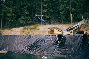 FOTO/ VIDEO| Reîncepe distracţia de vară pe pârtia de schi de la Vârtop-Arieşeni. Slip and Slide în bazinul de colectare a apei pentru tunurile de zăpadă