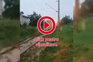 Tren cu călători, blocat de apă şi aluviuni