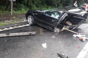 FOTO INCREDIBIL| BMW rupt în 2 bucăţi, în urma impactului, după un accident grav care a avut loc pe DN1