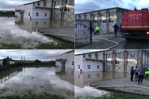 FOTO. Inundaţii în comuna Jidvei: Intervin pompierii pentru evacuarea apei din subsolurile a 5 gospodării şi curtea sălii de sport